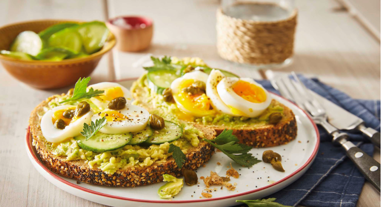 Stulle mit Avocado-Creme und Ei auf Teller
