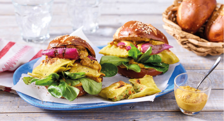 Gegrillter Maultaschen-Burger mit Laugenbrötchen und Feldsalat