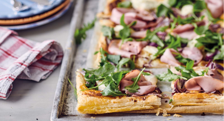 Blätterteig-Flammkuchen mit Schinken und Rucola auf Blech